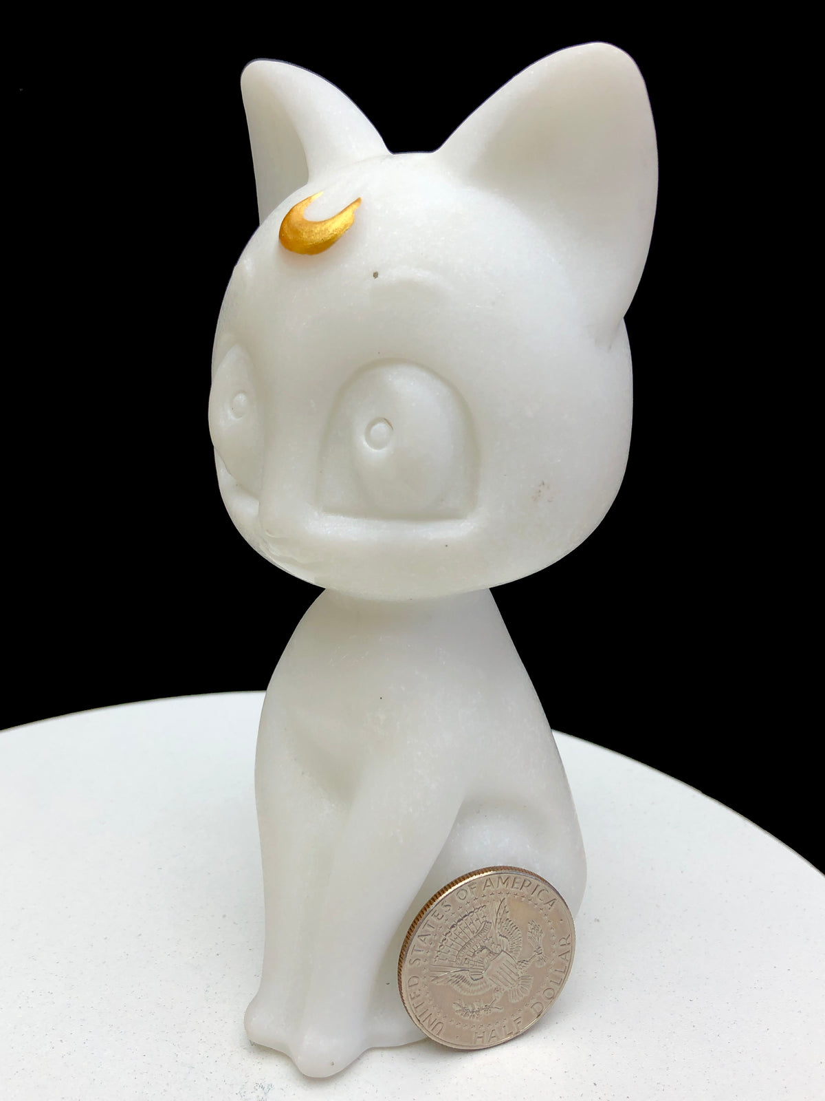 Obsidian/white jade Runa carving