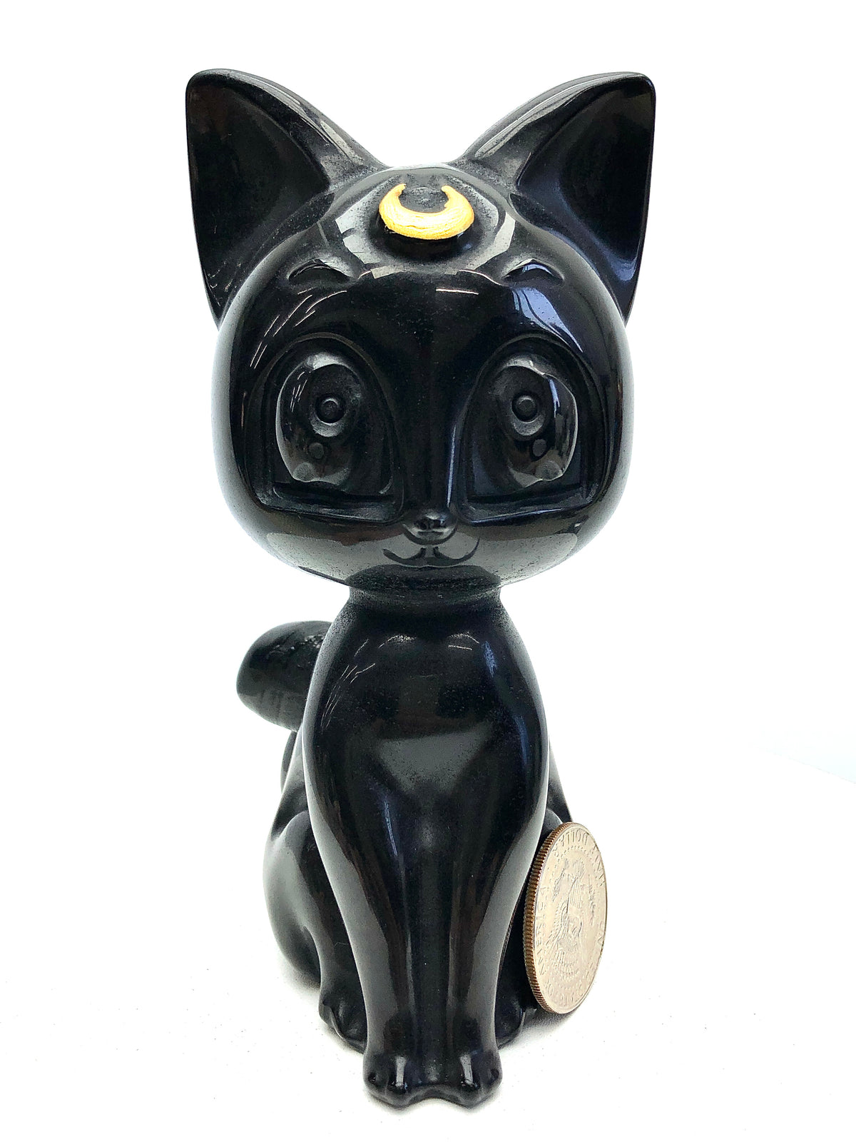 Obsidian/white jade Runa carving