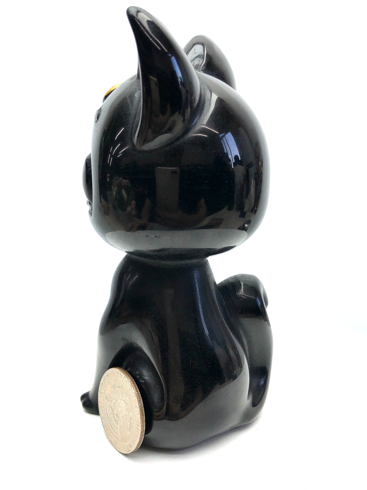 Obsidian/white jade Runa carving
