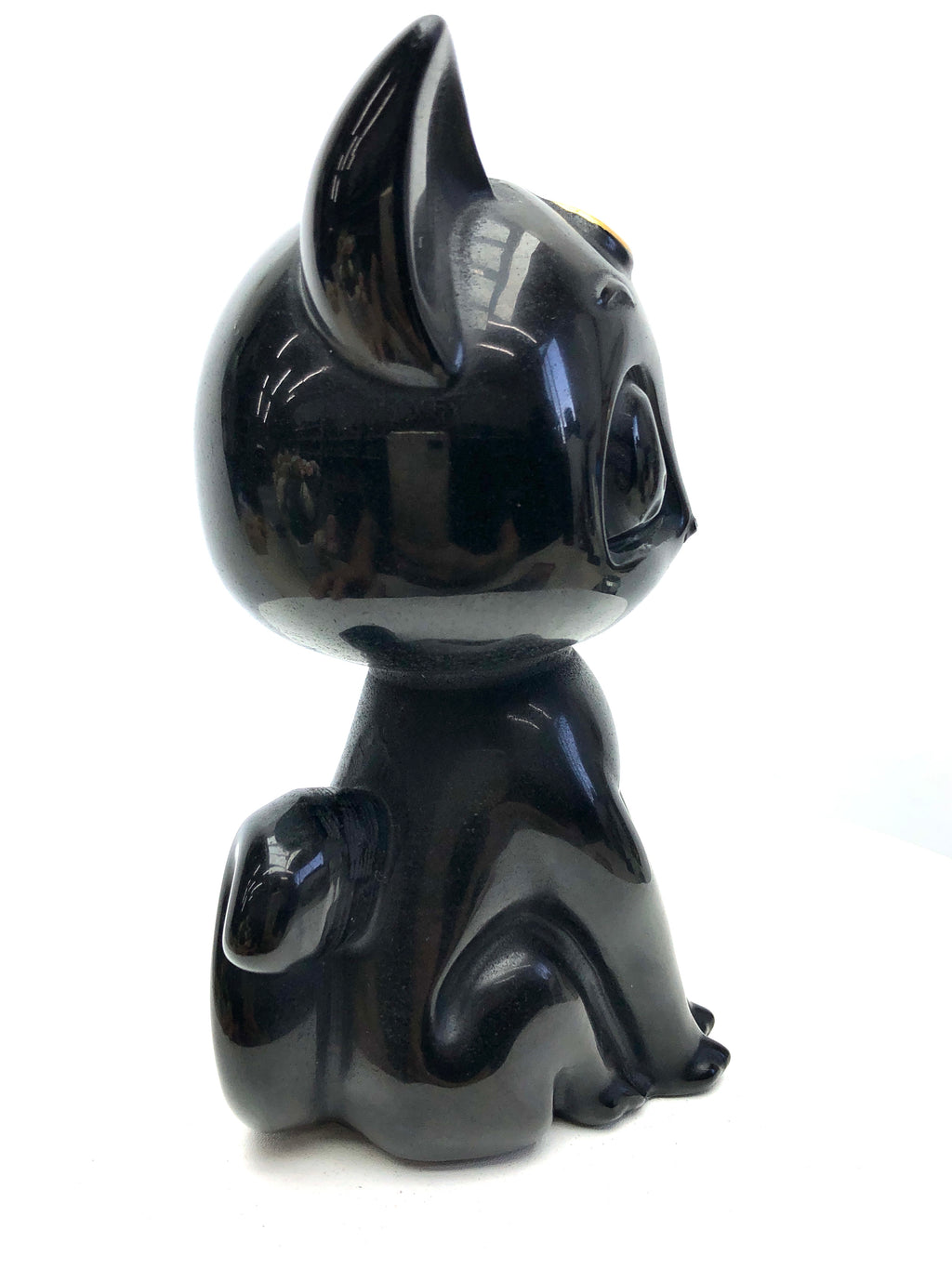 Obsidian/white jade Runa carving