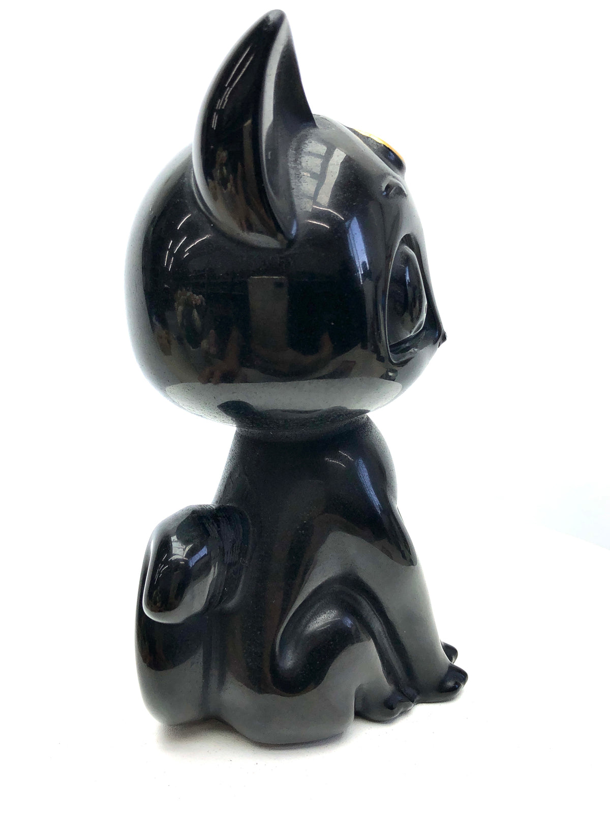 Obsidian/white jade Runa carving
