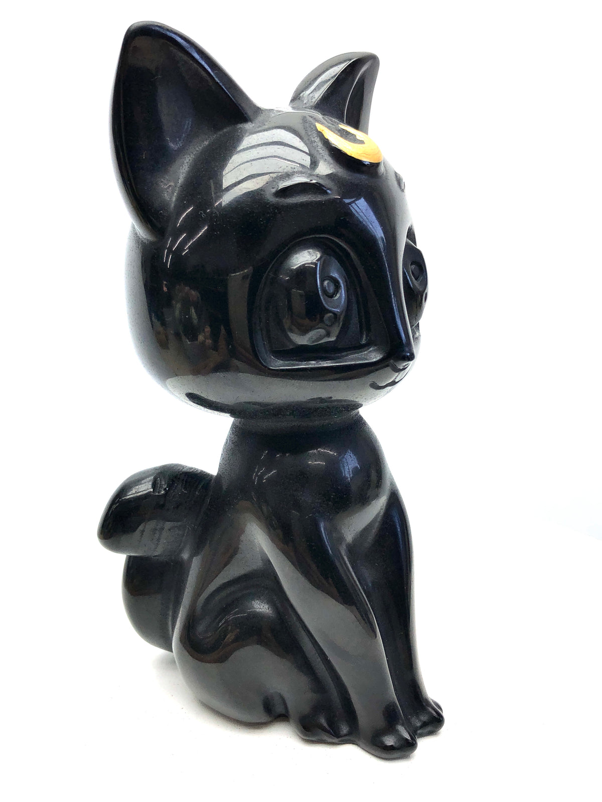 Obsidian/white jade Runa carving