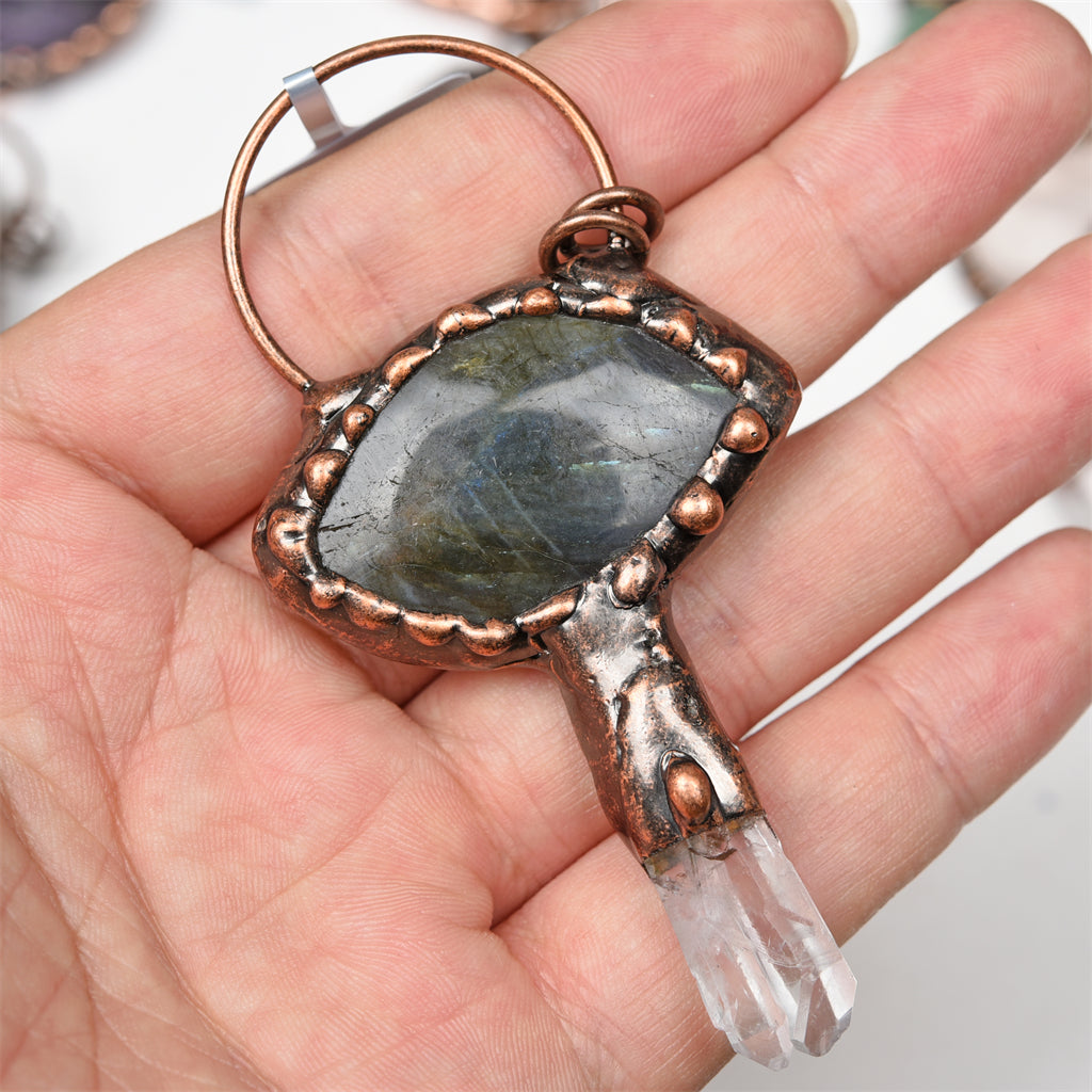 【Varma Vendo】 Kruda Kristala manfarita pendĉeno 